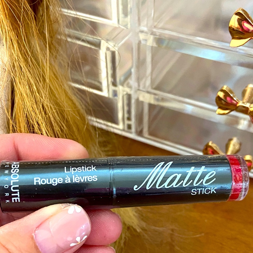 🆕 Matte Lipstick in dark red